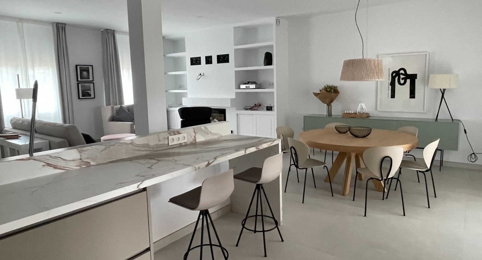 Reforma integral de vivienda con cocina abierta y salón comedor