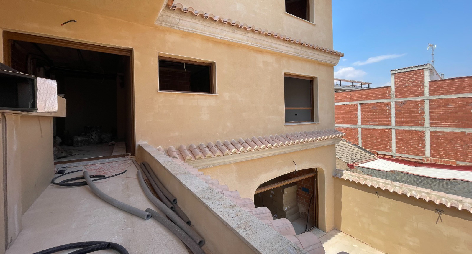 Rehabilitación de edificio y trabajos de mejora en fachada y exteriores