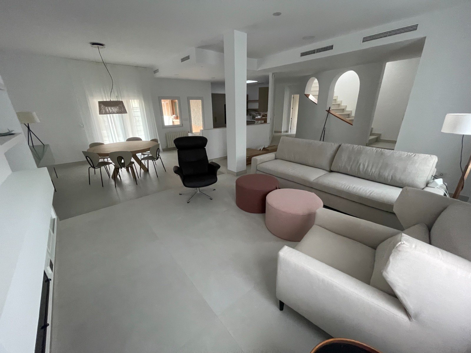 Salón de una vivienda reformada con diseño contemporáneo